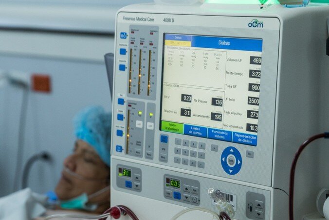 Máquina de diálisis Tratamiento con la máquina de diálisis en el Centro Médico de Especialidades Cardiorenal